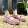 Sapatos de caminhada de corte baixo para mães de meia-idade e idosas, slip-ons elásticos de malha fly-knit, sapatos de tecido Old Beijing leves antiderrapantes atacado