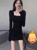 Vestido Negro Pequeño Estilo Hepburn, Nuevo Modelo de Otoño con Cuello Cuadrado, Elegantes Mangas Abullonadas, Vestido Ajustado al Cuerpo, Corte Ceñido, Vestido Básico
