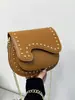 Yuezi 2026 Verão Nova Bolsa Sela Retrô com Rebites e Franjas Mini Carteira de Moedas Batom Fone de Ouvido Bolsa Transversal Pequena