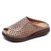 Zapatillas versátiles para mujer para exteriores 2026 nuevas sandalias planas de verano antideslizantes de suela suave para madres de mediana edad