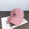 Gorra de Béisbol Bordada con Letra Pequeña Nueva 2025 para Mujer Versátil Parte Superior Suave 100% Algodón de Alta Calidad Visera de Pato Hace que la Cara se Vea Más Pequeña