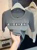Camiseta gris floral de cuello en U grande y manga de tres cuartos para mujer, nuevo estilo de otoño, corte ajustado, elegante y versátil, adecuada como capa base o top