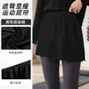 La falda se lleva superpuesta a una sudadera con una abertura en el dobladillo, usada como capa base, combinada con una falda de longitud media o pantalones de yoga, y llevada como capa exterior para evitar la exposición y cubrir los glúteos.
