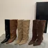 Botas western de bico fino e salto alto retrô, novo estilo 2026, estilosas, elegantes, emagrecem, de cano curto, camurça, e de tornozelo