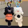 Colgante Original de Gato Esponjoso Deportivo - Divertido Colgante Llavero de Felpa de Jersey Fútbol Baloncesto Gatito