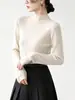 Blusa de tricô de designer Andi Velvet com gola alta discreta e única, adequada para mulheres usarem como camada base no outono e inverno, oferecendo um toque de luxo.