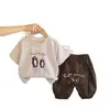 Traje de Manga Corta con Cuello Redondo de Dibujos Animados para Niño Guapo 2026 Nuevo Estilo Traje de Manga Corta para Niños con Dos Pingüinos Cuello Redondo Moderno