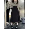 Falda midi de pana estilo retro para primavera y verano, una tendencia popular para mujeres con figura de pera, diseñada para cubrir las caderas y crear un efecto adelgazante, con un dobladillo ancho