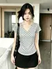 Camiseta corta de manga corta con cuello en V y lunares blancos estilo coreano para mujer, diseño de verano, top crop ajustado moderno fruncido