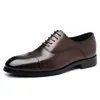 Novos sapatos masculinos formais de couro, feitos de couro bovino de primeira qualidade, com cadarço, design simples, salto de madeira maciça, sapatos para o dia a dia com construção em três juntas