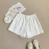 Shorts Hot Pants Feminino Branco com Cintura Elástica e Barra de Renda Finos Soltos Emagrecedores Retos Casuais Calças de Perna Larga Feminino