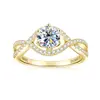 Anel de Casamento Clássico com Seis Garras e Braços Torcidos, Feito de Prata de Lei 925 com Banho de Ouro 18K, Exclusivo para Vendas Transfronteiriças, Apresentando uma Pedra Moissanita de Luxo Leve