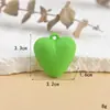 Venta al por mayor del fabricante Colgante de Corazón Torcido Acrílico Mate de Colores Accesorios de Pegamento de Crema y Pintura de Goma Materiales Hechos a Mano