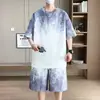 Conjunto de verano para hombre estilo americano tie-dye, seda helada degradada, un conjunto de ropa fresco y elegante combinado con camisa de manga corta y pantalones cortos de playa