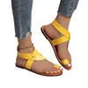 Sandalias de dedo transfronterizas europeas y americanas de talla grande con tiras de hebilla, suela plana, nuevos estilos de comercio exterior, disponibles en varios colores, tallas europeas, sandalias de playa para mujer