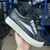 Sapatos de Cano Baixo para Homens, Linha Principal Europeia Verão Sola Grossa Couro Preto Escuro e Branco Tênis para Mulheres, Marca Versátil Plana Tendência