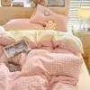 Juego de ropa de cama de lunares rosas, que incluye una funda de edredón, adecuado para dormitorios estudiantiles; un conjunto de tres piezas o un conjunto de cuatro piezas; hecho de algodón lavable y apto para la piel