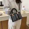 Bolso de mujer de alta gama 2026 verano nuevo bolso de hombro a rayas para el día a día, diseño de nicho moderno y simple