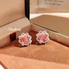 Broche Pingente, Colar de Diamante, Moda com Pedras Preciosas Coloridas Conjunto Rosa de Duas Peças, Anel de Safira Azul, Conjunto de Joias de Três Peças, Brincos para Mulheres