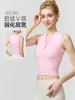 Top de yoga sin mangas para mujer con escote en V cruzado, copas incorporadas, diseño ajustado que estiliza la cintura, minimiza el ancho de los hombros y es un top deportivo de longitud corta