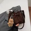 Bolso Retro de Gamuza Otoño e Invierno 2025 Nuevo Bolso de Hombro Grande para Mujer de Oficina Bolso Cubo Relajado