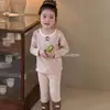 Nuevo conjunto de ropa de estar para niños de algodón puro, sin costuras y con Lycra, unisex, grado A, con diseños de dibujos animados, adecuado para usar en otoño como conjunto de camiseta de manga larga y pantalones o pijama