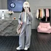 Conjunto moderno y minimalista de dos piezas para niños de tamaño mediano y grande, con cuello alto, cierre de cremallera y pantalones anchos de corte holgado, perfecto para primavera y otoño