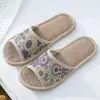 2026 Primavera/Verano Punta Abierta Hogar Antideslizantes Interiores Graffiti Algodón Lino Pantuflas para Hombres y Mujeres Parejas Zapatos al por Mayor