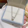 Collar versátil de flor de cuatro hojas geométrica de circón estilo francés, colgante de nicho de lujo ligero, elegante y simple con un toque de alta gama, cadena para la clavícula para mujer