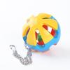 Campana de loro de tres colores, pelota de juguete de plástico, se puede colgar, pelota de campana de plástico de color contrastante, juguete para loro pájaro