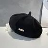 Boina de Lana para Mujer, Primavera y Otoño, Negra con Letras de Moda Versátil, Boina de Pintor, Sombrero de Calabaza Tridimensional Elegante