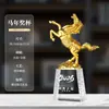 Trofeo de Cristal 2026 Trofeo Personalizado del Año del Caballo Premios de Reunión Anual Diseño Gratuito Grabado Souvenir para Empleado Destacado