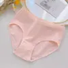 Um lote de calcinhas de algodão puro para meninas e garotas Uma calcinha de algodão puro de cintura média para o verão para mulheres sem bumbum e com bordas