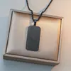 Collar Clásico Cuadrado de Acero de Titanio Grabado con Diseño de Cadena Retorcida, Joyería de Colgante Ajustable, Toque de Lujo Ligero y Gama Alta, Cadena para Clavícula
