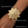 Uma Pulseira Exagerada com Emendas de Folhas com Personalidade Aberta para Mulheres, uma Pulseira Geométrica