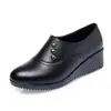 Sapatos casuais de couro com salto anabela para mulheres de meia-idade e idosas, nova coleção outono 2026, modernos e versáteis, sapatos elegantes para mães