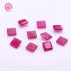 Gema artificial de corindón rojo, 5 #, con fondo de arena en ángulo recto cuadrado, 3 x 3-7 x 7 mm, piedra desnuda de corindón cuadrado con fondo esmerilado brillante