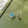 Moda Vintage Brati Aretes de Fritillaria Blanca Natural Hierba de Cuatro Hojas Hebilla de Oreja de Cruz para Mujer Accesorios Estilo Buchia