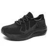 Zapatos de Hombre 2025 Verano y Otoño Nuevo Estilo Negro Versátil Malla Tejida Voladora Transpirable Suela Blanda Zapatos Deportivos Casuales para Hombre Zapatos para Correr