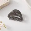 Clip elegante de tiburón con diseño de celebridad de Internet de viento frío, clip de agarre hueco de color sirena, clip de flequillo exquisito que combina con todo, clip para la cabeza trasera