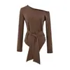 Top Sexy de Manga Longa Duas Vias Ombro a Ombro para Mulheres com Cintura Marcada, Amarração e Barra Irregular Camiseta