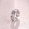 Anillo de Luz de Zirconia Incrustada en Oro Real Chapado en Cobre Transfronterizo Europeo y Americano Lujo Ligero Sensación de Alta Gama Anillo para el Dedo Joyería de Mano Versátil Fabricante Venta al por Mayor en Stock