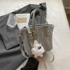 Bolso pequeño popular de este año para mujer 2025 primavera nueva moda bolso bandolera de hombro tendencia de textura bolso de cubo portátil