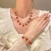Conjunto de tres piezas de alta gama para mujer, con collar, pulsera, anillo y hojas de fresa y cereza de acrílico.
