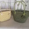Fabricantes de artesanía hueca doble-abanico con mango de cuero una flor bolso de hombro tejido de paja de moda bolso de ganchillo