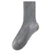 Calcetines de lana de rayas verticales para hombre, engrosados para el calor del invierno, diseño sin costuras para mayor comodidad, colores tierra, duraderos y diseñados para mantener los pies calientes