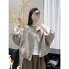 Jaqueta de moda britânica estilo europeu com gola alta para mulheres, novo modelo 2026, sobretudo curto casual solto com forro listrado