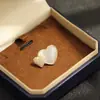 Broche de Alto Padrão Nicho Coração de Madrepérola Natural, Doce e Delicado, com Dois Corações Incrustados de Pedras, Pequeno Broche de Lapela, Acessório Feminino