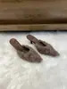 Mules de tacón alto peludos color rosa-marrón para mujer 2025 otoño/invierno elegantes de punta cerrada con forro de felpa
