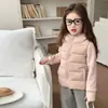 Nueva chaqueta de algodón rellena de plumón 2026 para niñas, con diseño de patchwork, capucha y un abrigo de invierno ligero y cálido para niños.